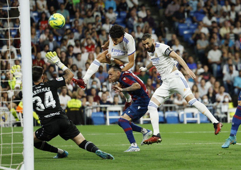 Benzema tiếp tục lập công để giúp Real có chiến thắng đậm 